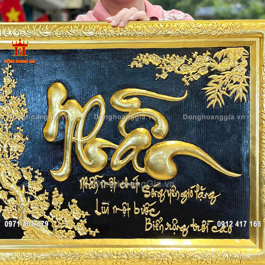 Từng đường nét trên bức tranh chữ nhẫn được chạm khắc tỉ mỉ và tinh xảo